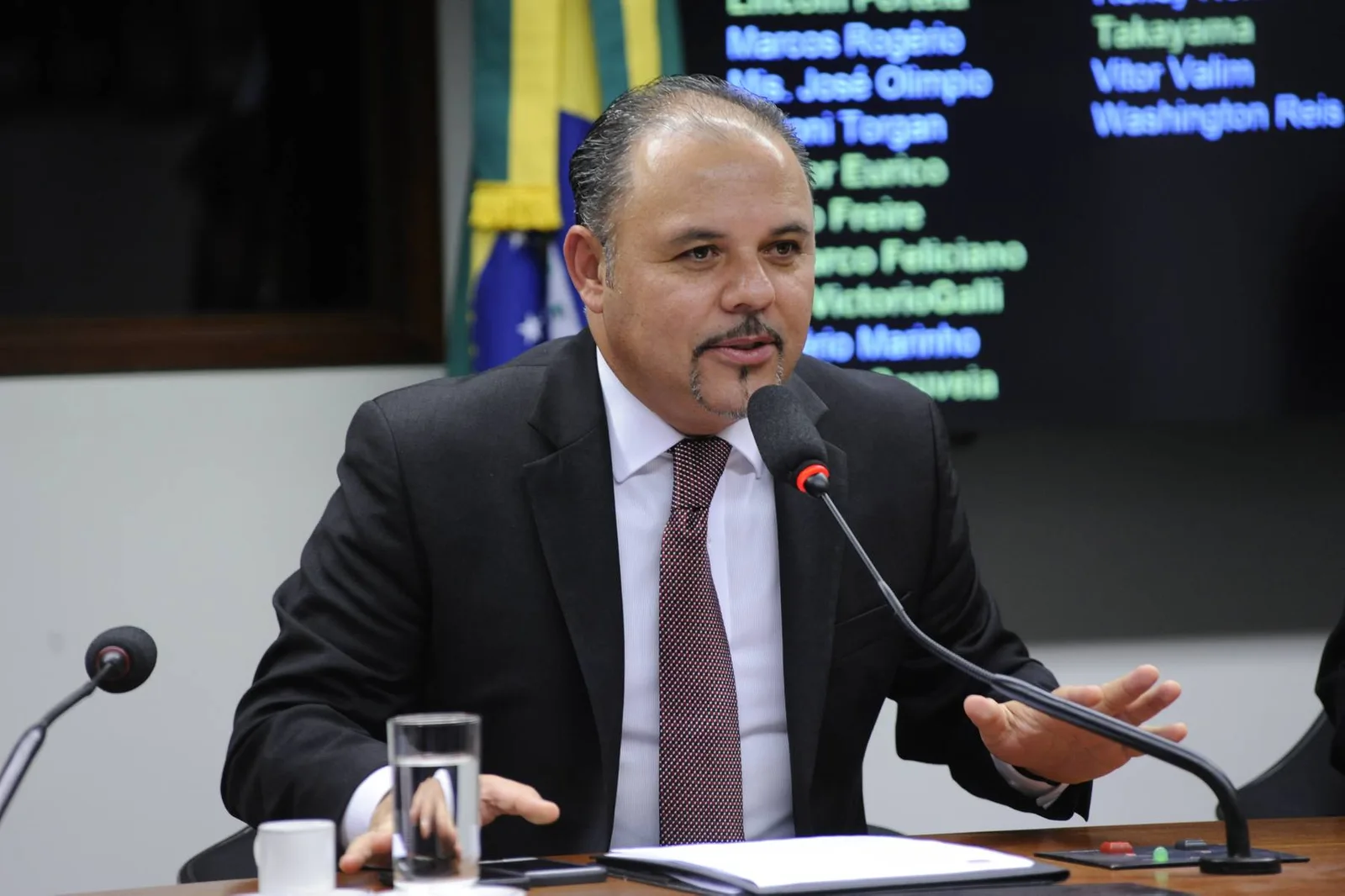 Flavinho durante reunião de comissão parlamentar
